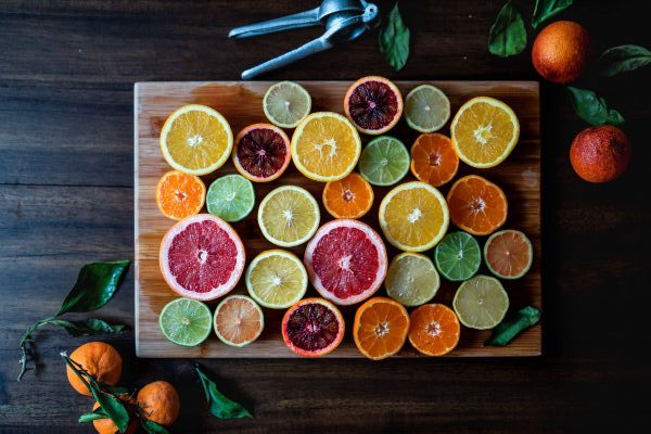 kleurige verschillende schijfjes citrusfruit op een houten plank die je met gezond verstand gegeten goed voor je gezondheid zijn
