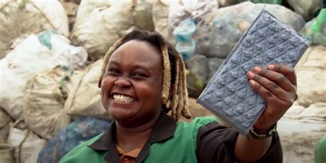 foto van keniaanse vrouw met palstic baksteen