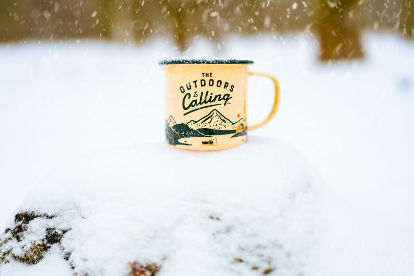 kop koffie in de sneeuw