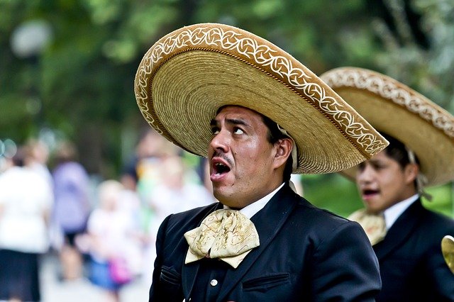 mexicanse zangers met grote sombrero, zingen,