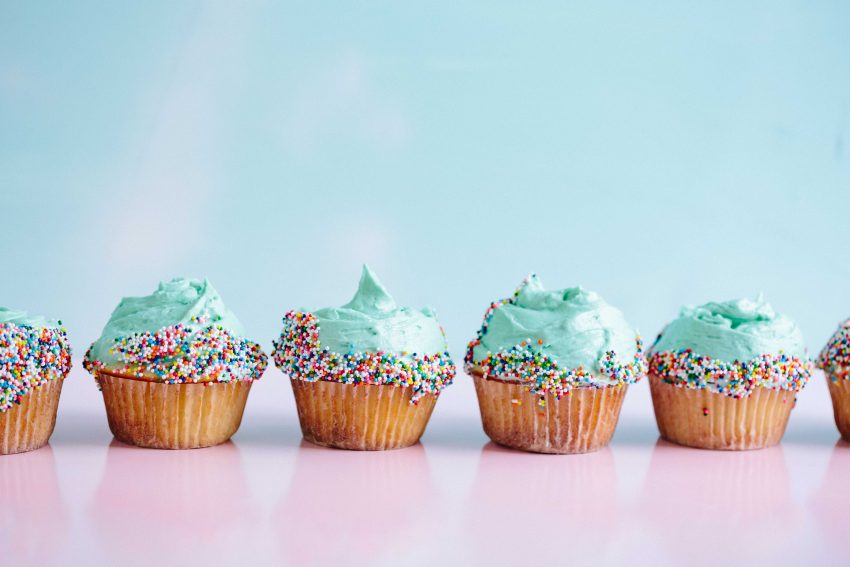 blauwe cupcakes met sprinkles, suikervrij of suikervrij, snoepen, vasten